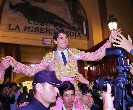 Zaragoza se Rinde a su Torero