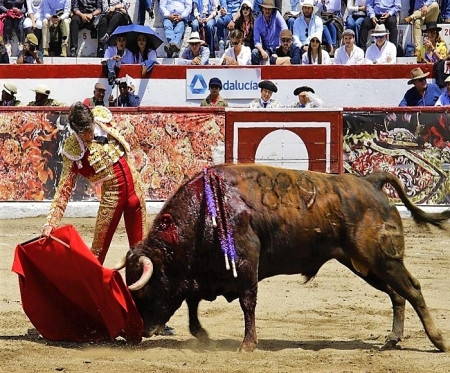 Latacunga: Castella, El Templo Bajo la Lluvia