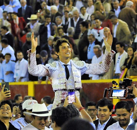 Acho: La Apuesta Roca Rey, Solo Ante el Destino