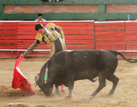 Une (C/marca) abrió la Puerta Grande al Temple y al Mando