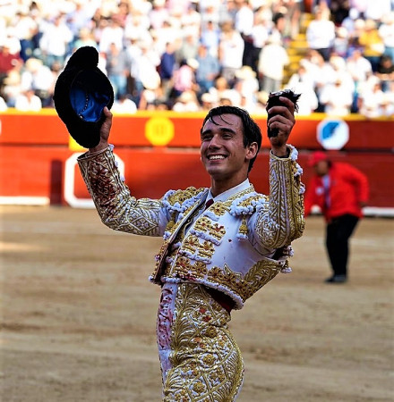Ismael Martín Conquista Acho con Una Oreja